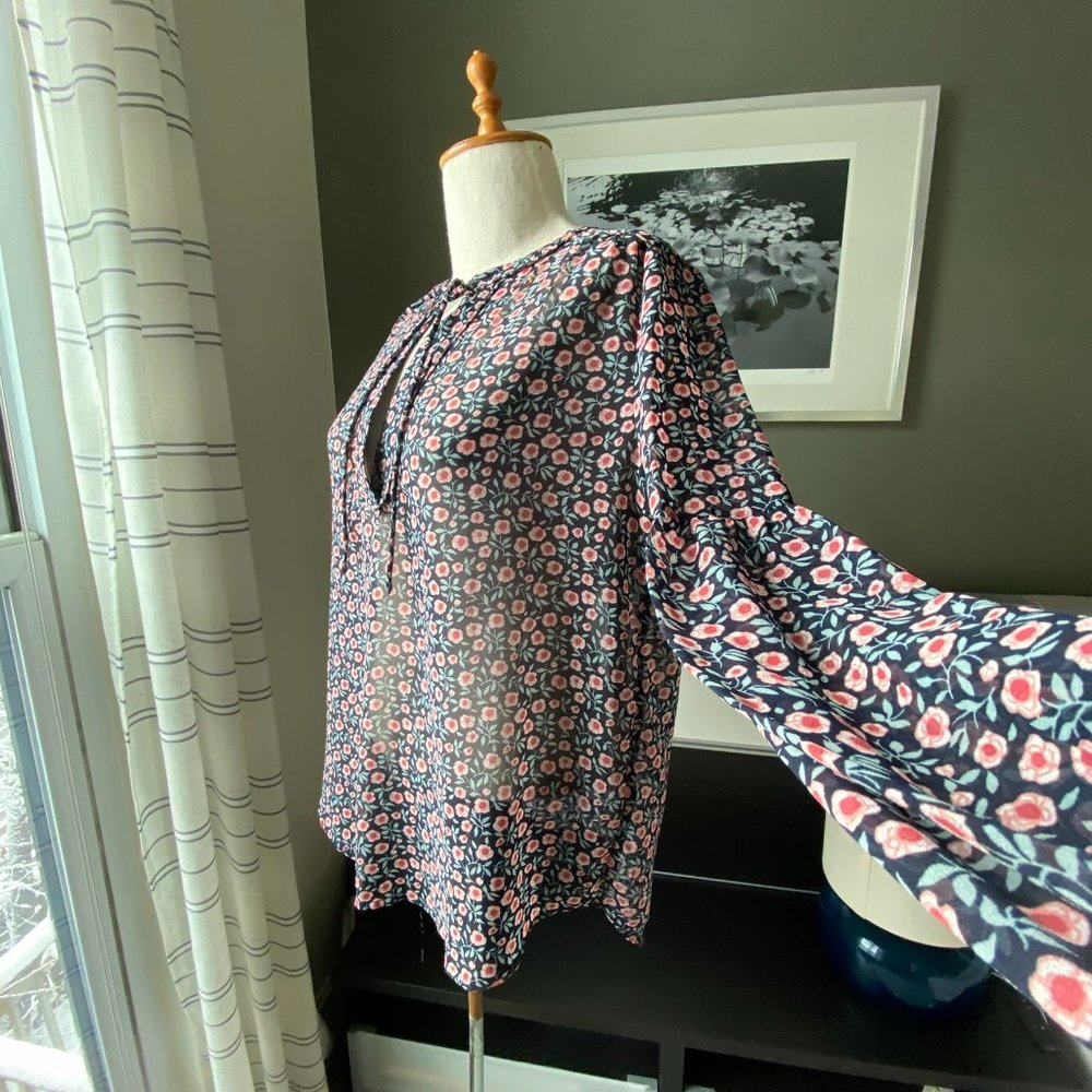 ♥ LOFT Ready for Spring Long Sleeve Top in Floral Print Front Ties SMALL…